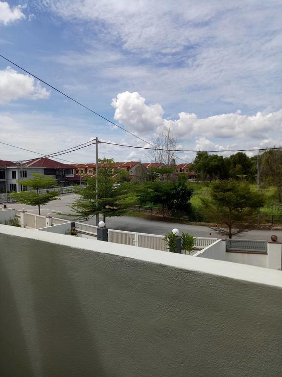 Sri Manjung Ma Maison Homestay Lumut Exterior photo
